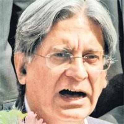 Top Pak lawyer to file FIR against Mush for detaining CJ