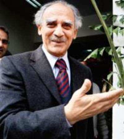 Shourie tells Raja to turn approver