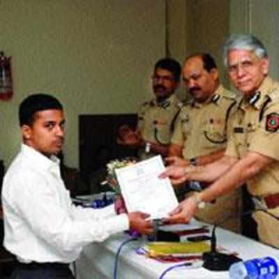 Ex-Legislator felicitated for nabbing robbers