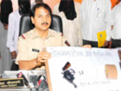 Cop tries to dupe diamond expert with fakes, caught