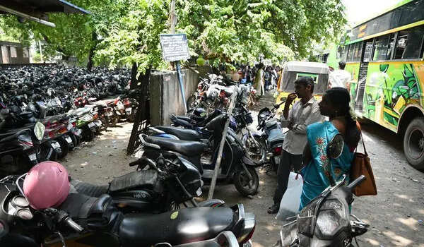 Poorly maintained amenities add woes to public at Arapalayam bus stand
