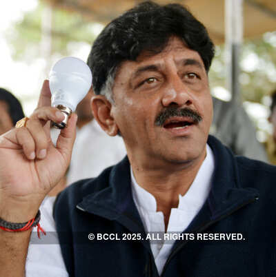 I-T raids Karnataka minister DK Shivakumar