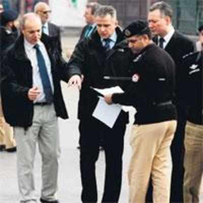 British sleuths inspect Bhutto attack scene