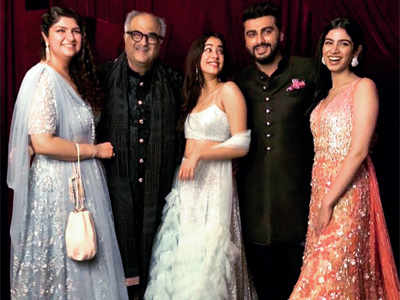 Boney Kapoor's family vacation with Arjun, Anshula, Janhvi and Khushi