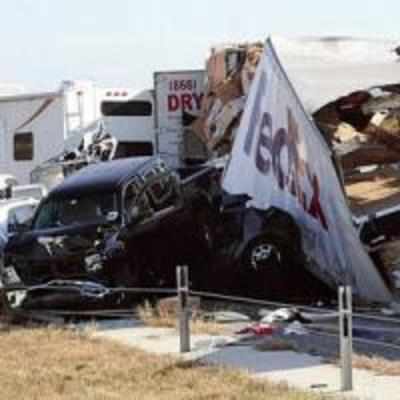 Two killed, 100 injured in 140-vehicle Texas pile-up