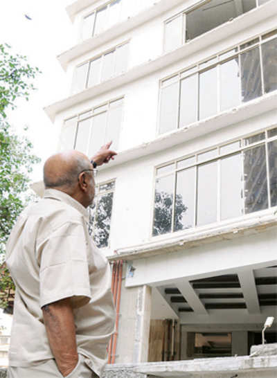 Close shave for Shyam Benegal as glass panes from building crash on his car