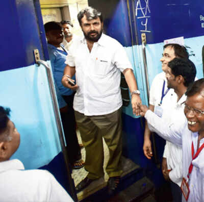 Neta holds train for 56 minutes because he got a side berth