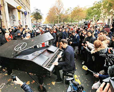 Defiant pianist plays Lennon’s Imagine outside concert venue