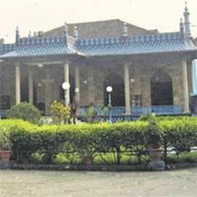 Iranian mosque to get new management