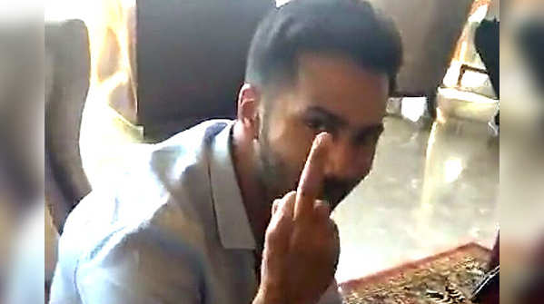 Varun Dhawan shows the middle finger to Jacqueline Fernandez
