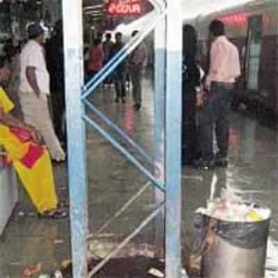 Garbage, dogs greet people at Thane Stn