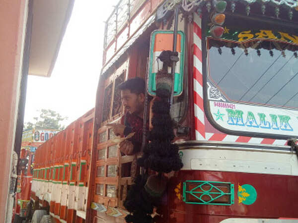 Thousands of trucks stranded as fuel outlets & toll plazas refuse Rs 500, Rs 1000 notes