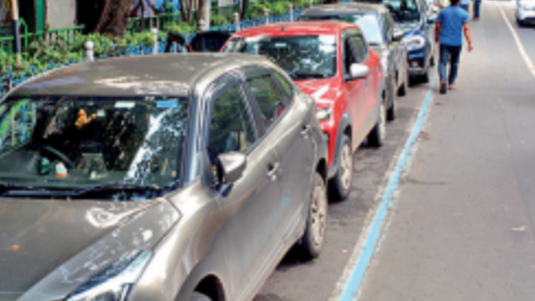 Parking fee in Kolkata: Rs 10 per hour Puja parking fee at shopping hubs: Rs 30-40 per hour