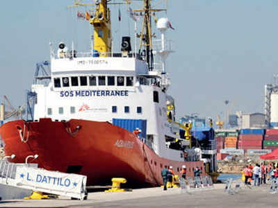 Migrants welcomed in Spain after week at sea