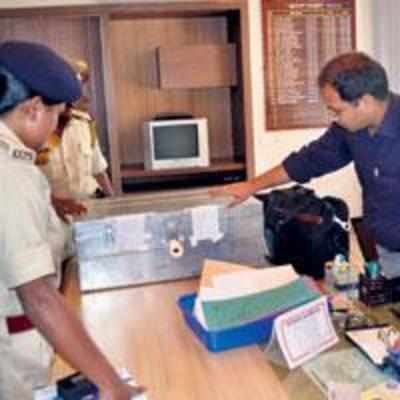 Waman Hari Pethe men held with jewels worth 8 crore