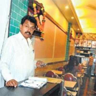 Cops '˜ask hotelier for Rs 2 lakh' after customer complains of blade in dosa