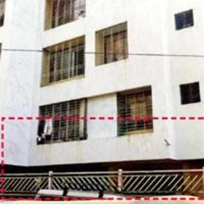 Political goons beat up watchman over hoarding in Andheri