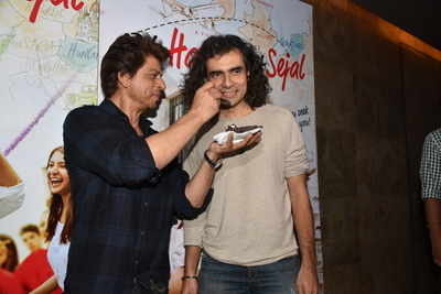 Shah Rukh Khan, Anushka ring in Jab Harry Met Sejal director Imtiaz Ali’s birthday in style