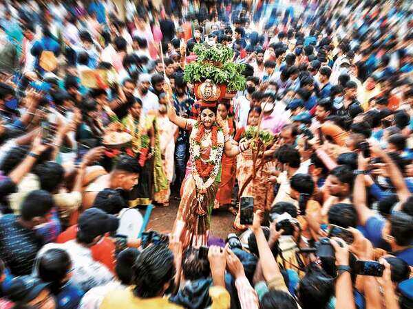 COVID norms? Who cares? This year, it’s ‘coronalu’