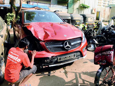 Speeding Mercedes kills 19-yr-old food delivery boy