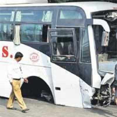 Pvt bus loses front wheels