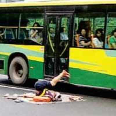 Man practises yoga in middle of busy road