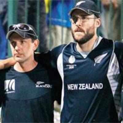 Vettori injures knee, to sit out