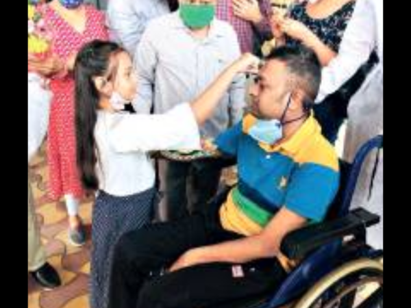 Daughter’s tears, people’s love pour on Covid hero
