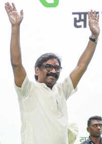 Find innovative ways to usher in devpt: Hemant to mukhiyas