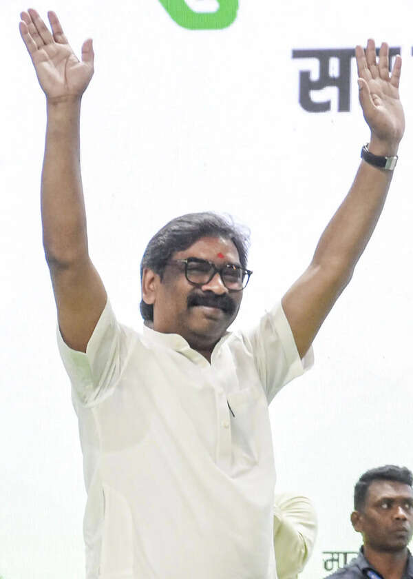 Find innovative ways to usher in devpt: Hemant to mukhiyas