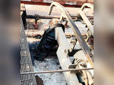 Snapped overhead wire brings trains to a halt