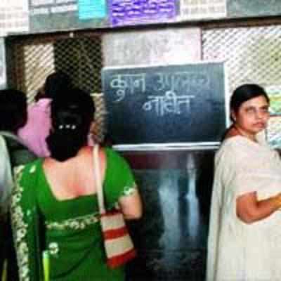 Serpentine queues at Vashi station for tickets due to shortage of coupons