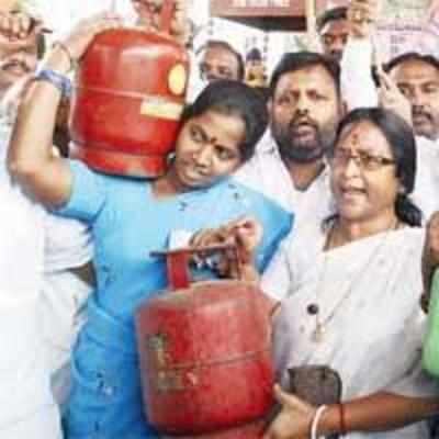 Cong puts fuel price ball in state's court