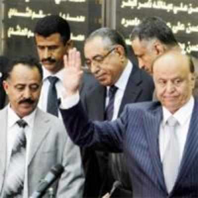 Yemen's Hadi takes oath as car bomb kills 26 in south