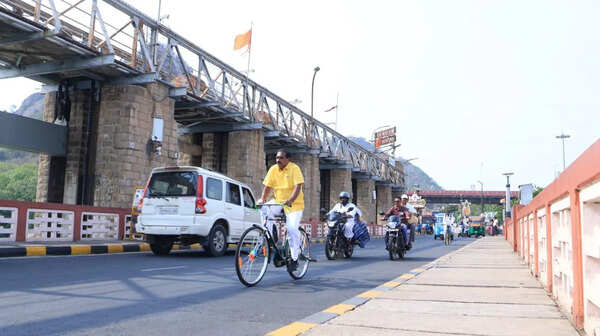 Minister Nimmala marks ‘No Vehicle Day’ by cycling 10km to CM camp office