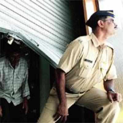 Trio burgle jewellery store in Ghatkopar, thrash two cops