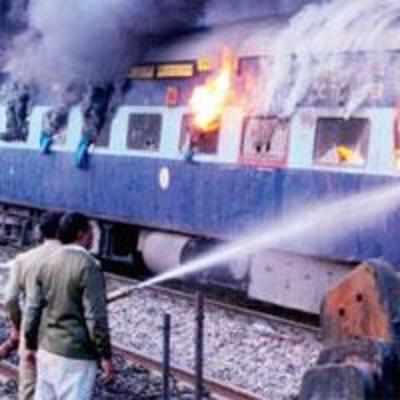Mob torches train in UP after 14 ITBP aspirants fall to death