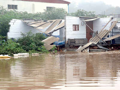 Hosakere Lake bund breach floods houses