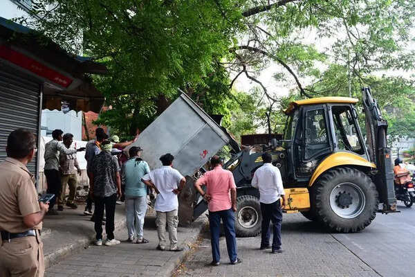 Encroachments choke 49 roads, staff shortage hits NMC action, drives planned in night with police support