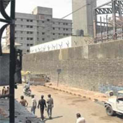 '˜Pvt builders stand tall near Arthur Road prison'