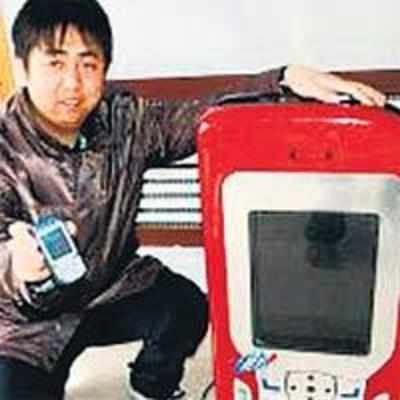 Chinese man creates world's largest '˜not so mobile' phone