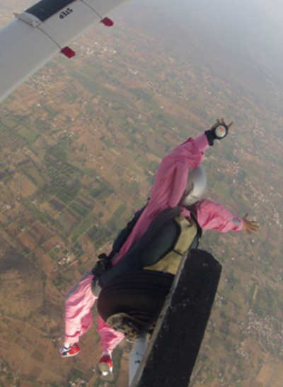 1st wedding anniversary celebrations end with wife skydiving to death