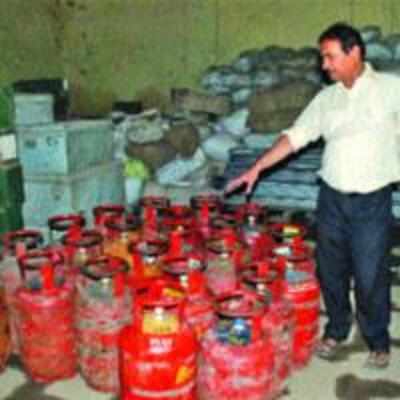Panvel tehsildar seizes 53 domestic LPG cylinders used illegally at hotels, dhabas