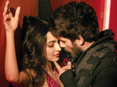 Ahead of Arjun Reddy remake, Shahid Kapoor and Kiara Advani sizzle in a music video
