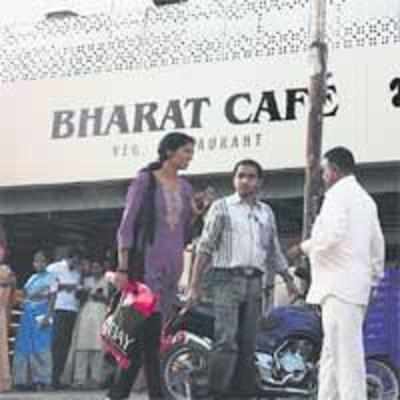 Owner of Ghatkopar cafA© gets threat calls from '˜D-gang'