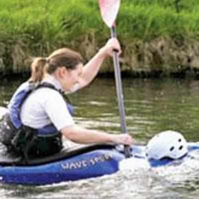 Swan terrorises British rowers