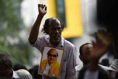 DMK patriarch M Karunanidhi passes away LIVE Updates: Row over Kalaignar's resting place causes unrest; PM Narendra Modi to travel to Chennai to pay his respects