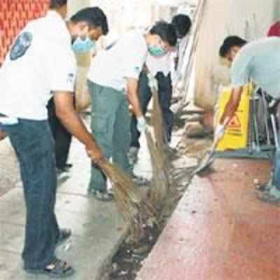 Students clean up Thane Rly Station
