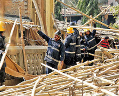 Scaffolding collapse kills 1, injures 6