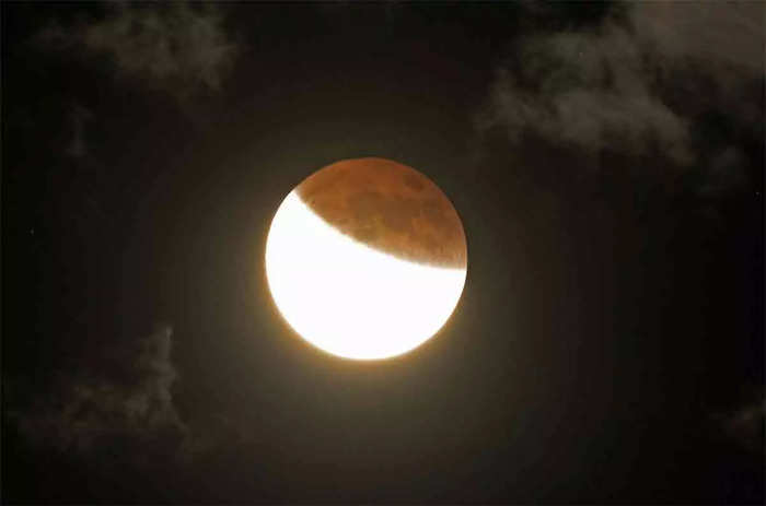 Chandra Grahan 2022 LIVE Updates: Check pictures of the 'Blood Moon' from today's eclipse - The Times of India